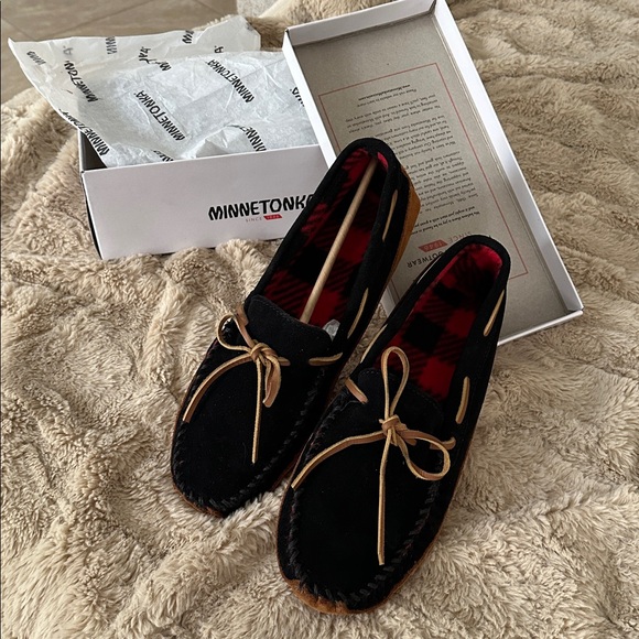 Minnetonka Other - Minnetonka Men's black Moccasin Loafers slippers brand new size 13